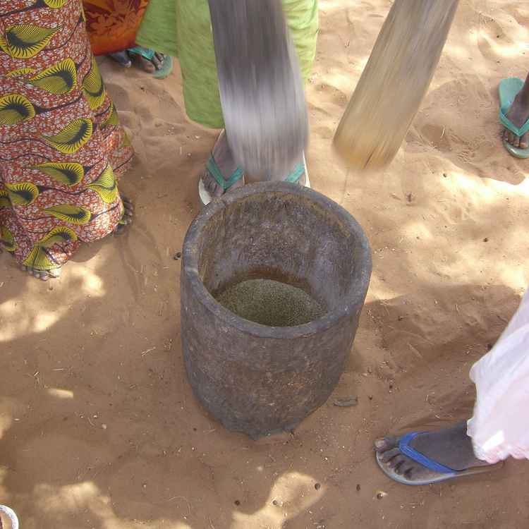 Hirse stampfen im Senegal