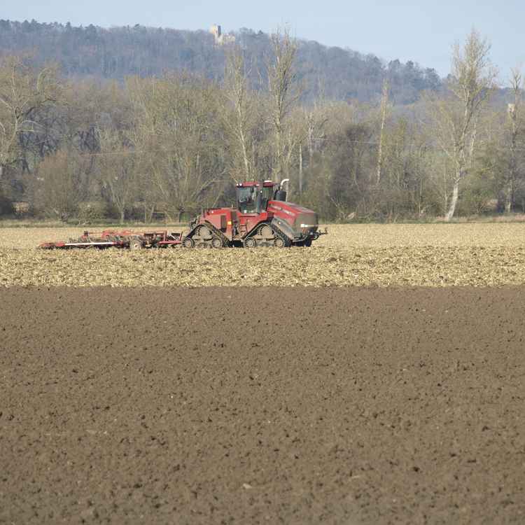 Moderner Traktor bei der Feldarbeit