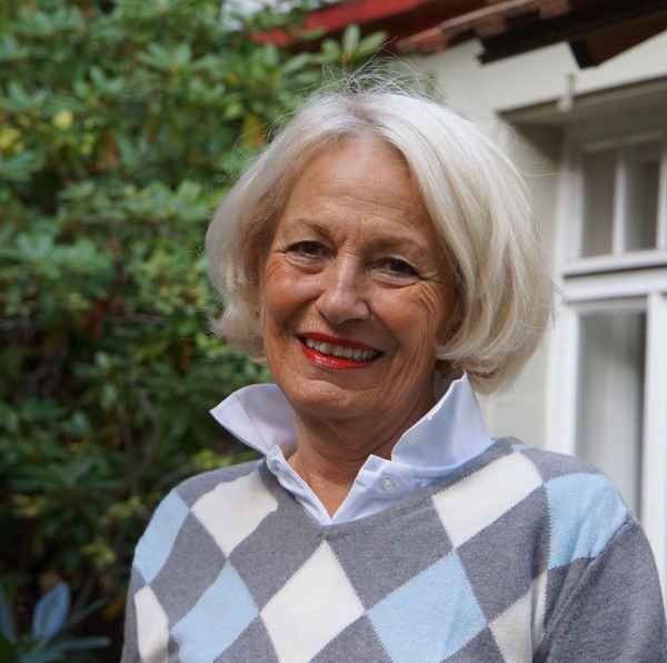 Unternehmungslustige Seniorin