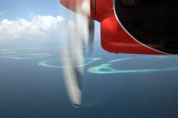 Im Wasserflugzeug über den Malediven