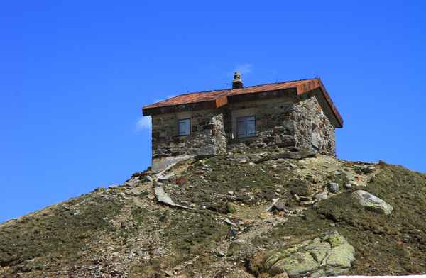 VERLASSENE HÜTTE