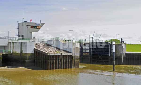 Die Seeschleuse Husum . . . .