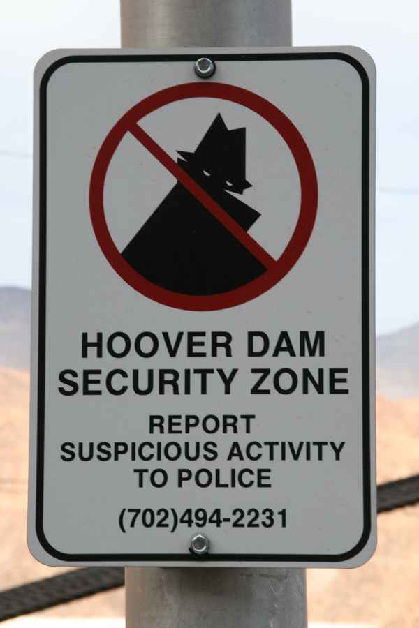 Schild am Hoover Dam in Arizona/USA, 2009. Foto bitte nur zur redaktionellen Verwendung und mit Urhebernennung: Alexander Hauk / alexander-hauk.de