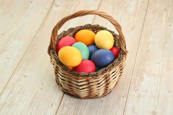 Körbchen mit bunten Ostereiern