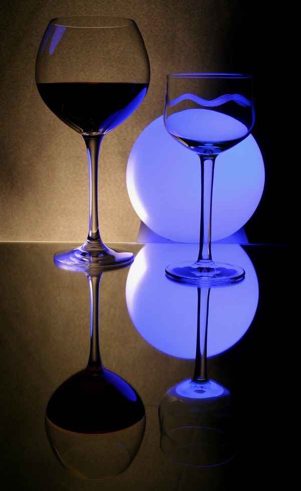 Gläser und blaue Kugel