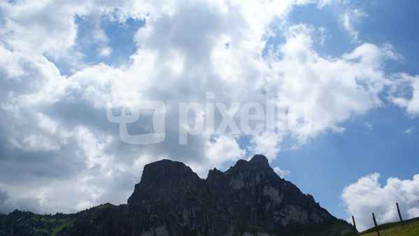 Bergspitze mit Wolken