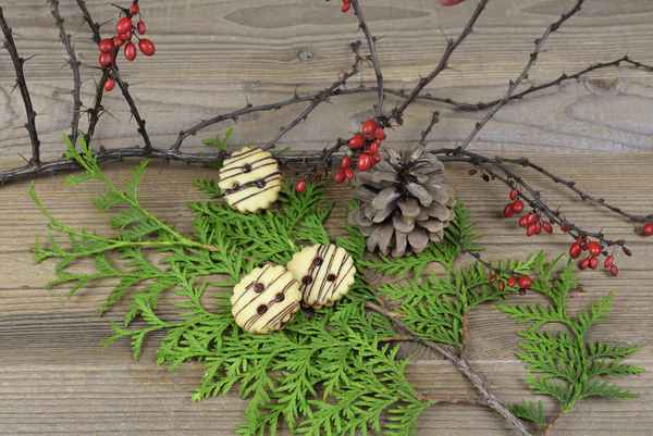 Spitzbuben mit Erdbeermarmelade und Schokolade