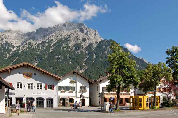 Mittenwald (Ortsmitte) mit Karwendelgebirge