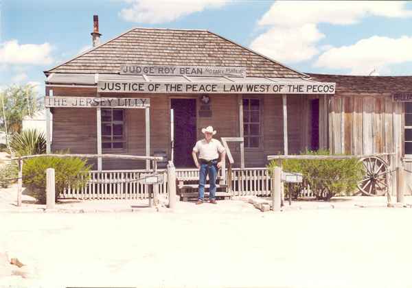 Rainer vor dem "Justizpalast"