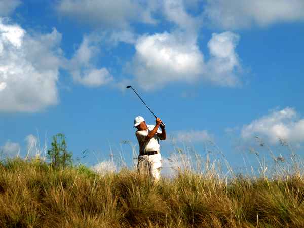 Seniorengolfer im Dünengras