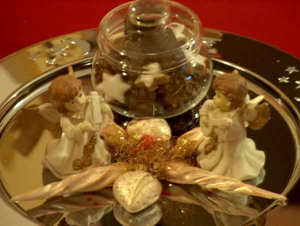 Weihnachtsteller mit Engeln und Gebäck