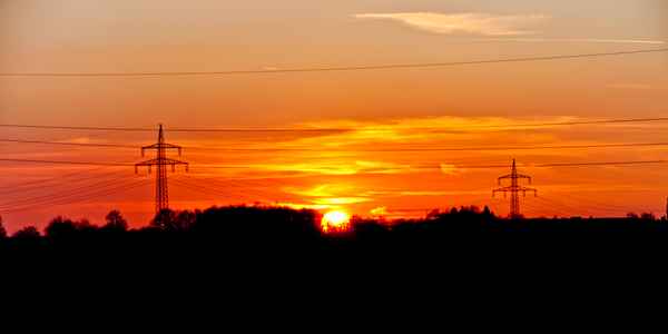 Hochspannung im Sonnenuntergang