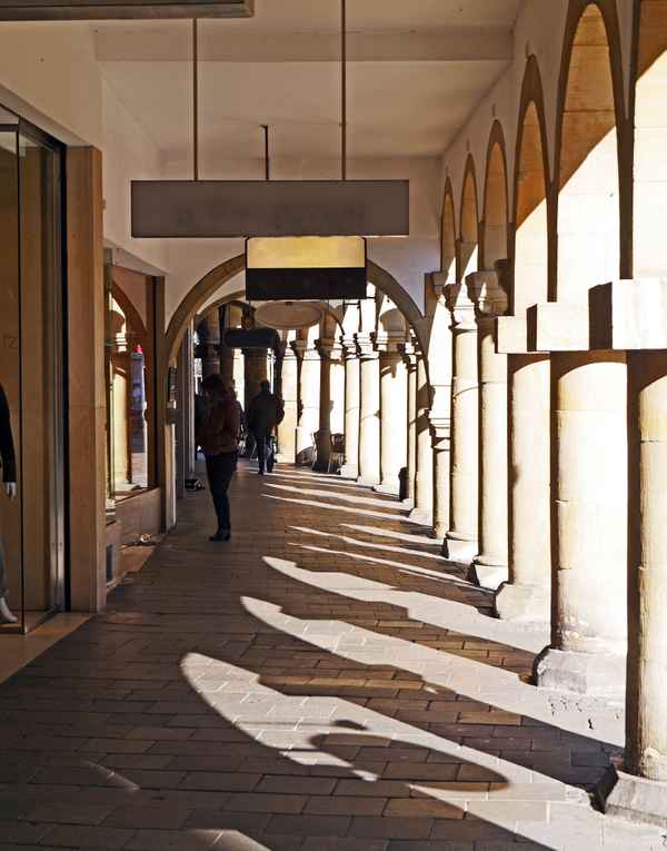 Unterm Bogen . . . . .