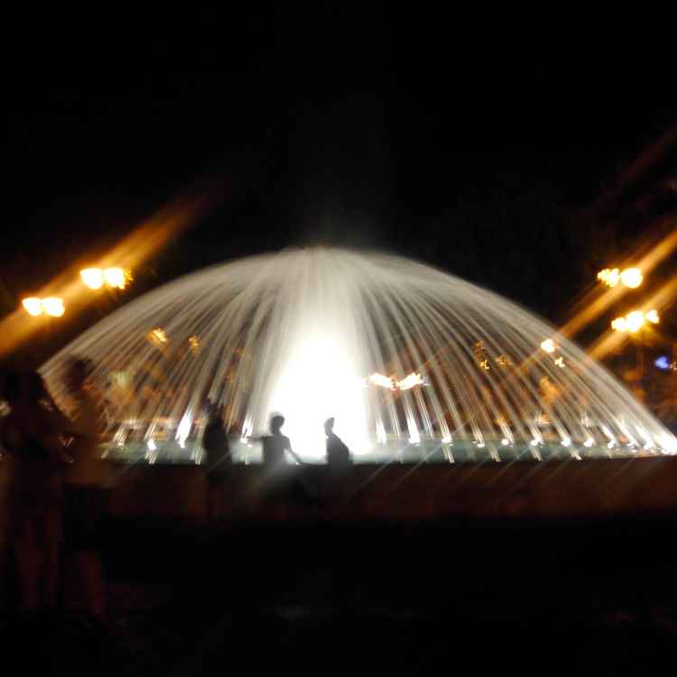 Springbrunnen bei Nacht