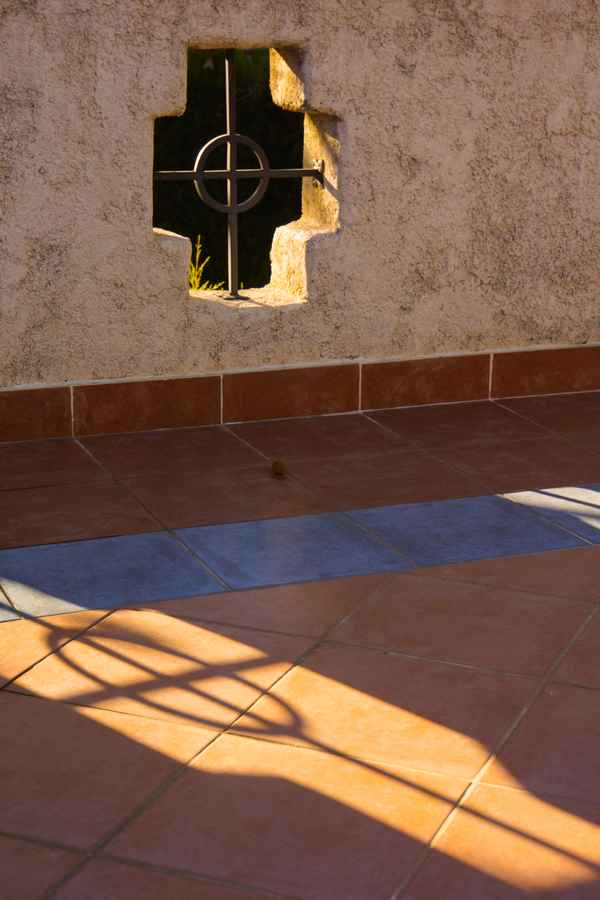 Schattenspiele mit Kreuz