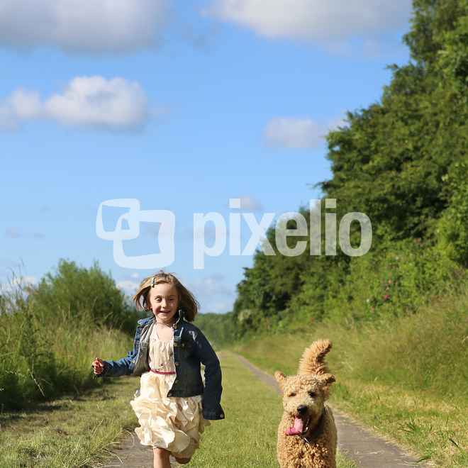 Mädchen mit Hund