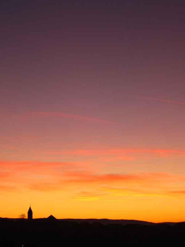Kirchturm vor Sonnenuntergang