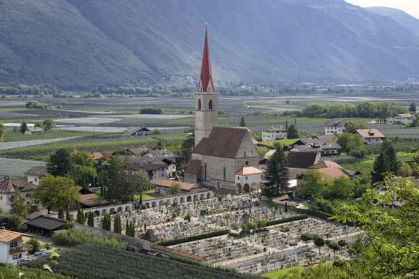 Lana. Niederlana mit Pfarrkirche Maria Himmelfahrt