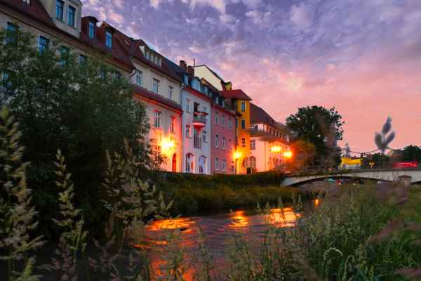 Gebäude mit wundevollen Himmel