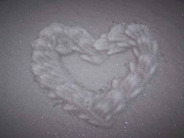 Herz im Schnee verloren