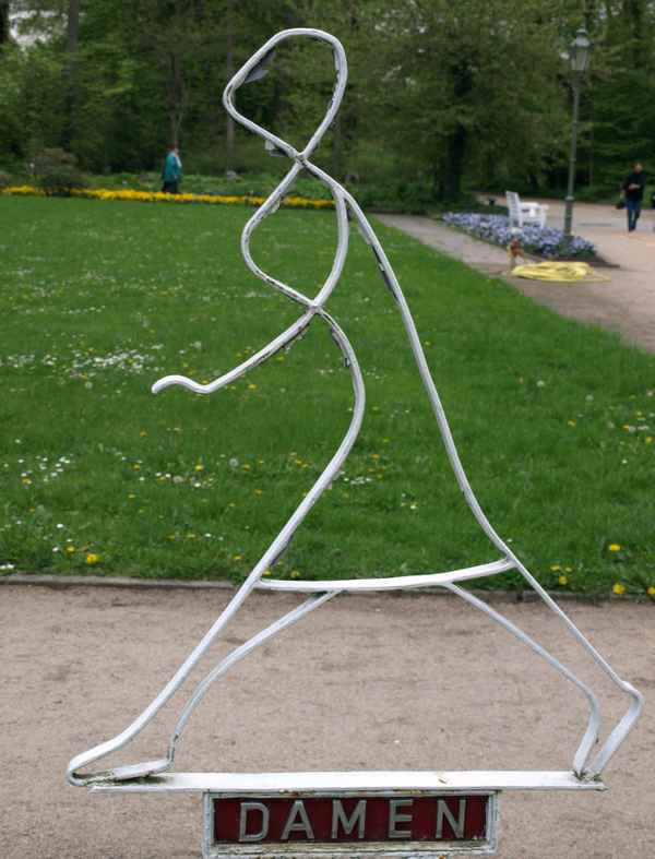 Frau eilt zum Klo