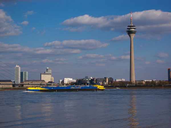 Düsseldorf - Rheinturm mit Hafen