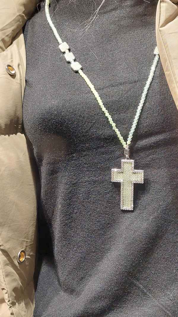 Kreuz-Anhänger auf Pullover