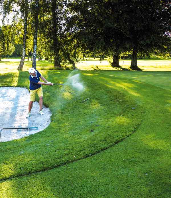 Golfschlag aus dem Sandbunker
