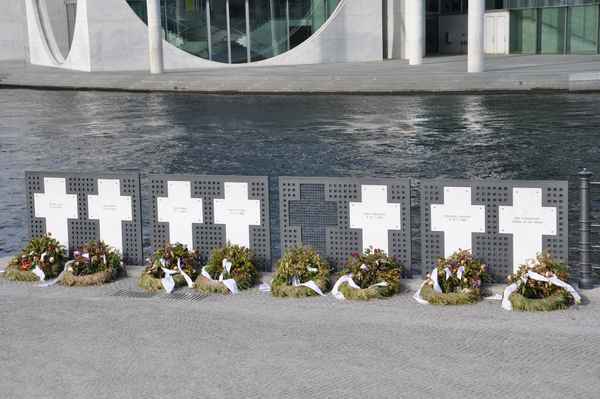 Die weißen  Kreuze der Maueropfer