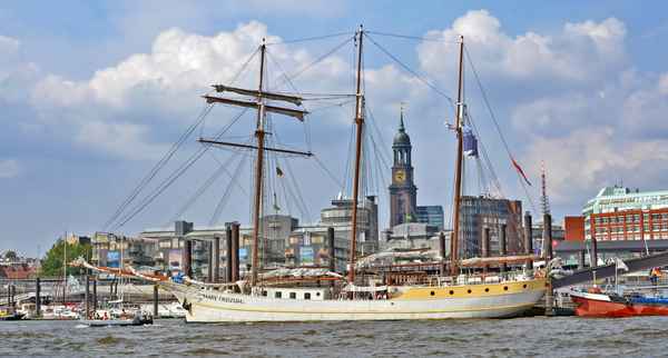 Windjammer `Mare Frisium` in Hamburg