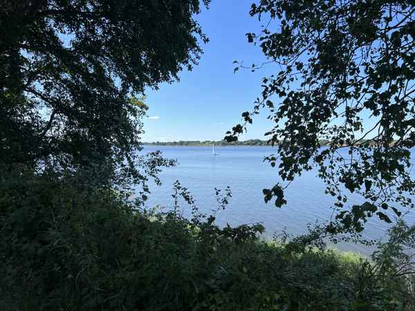 Schleiblick mit Segelboot