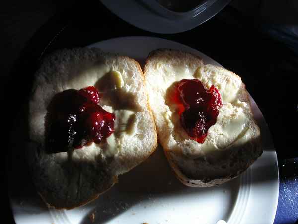 Marmeladenbrötchen mit Kirschmarmelade