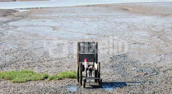 Stuhl im Watt mit Kindern in Dangast
