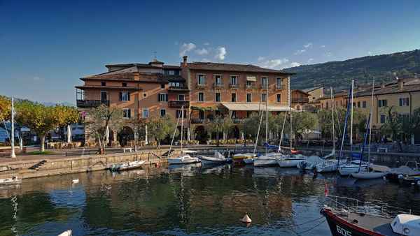 Am kleinen Hafen von Torri del Benaco