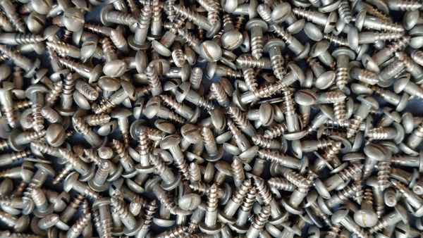 viele Messingholzschrauben