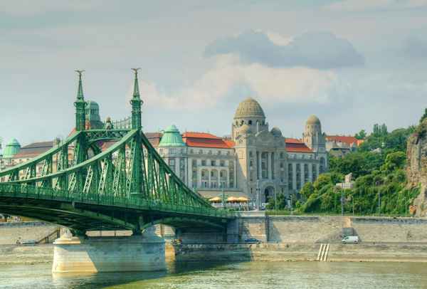 Freiheitsbrücke mit Gellert-Bad