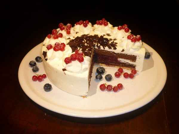 Schwarzwälder-Kirsch-Torte mit Beeren