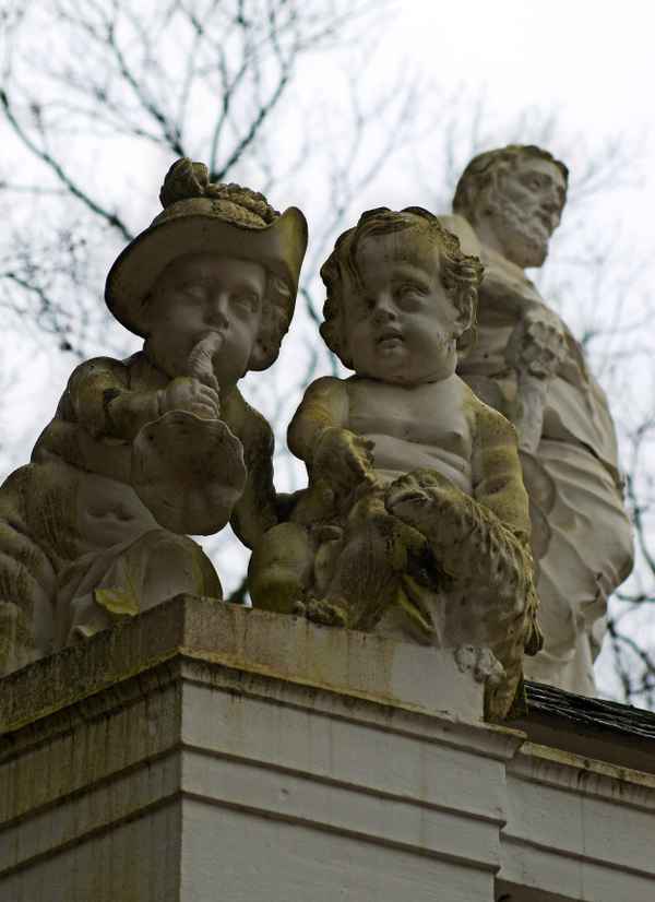 hanau wilhelmsbad - brunnenhaus - kleine putten