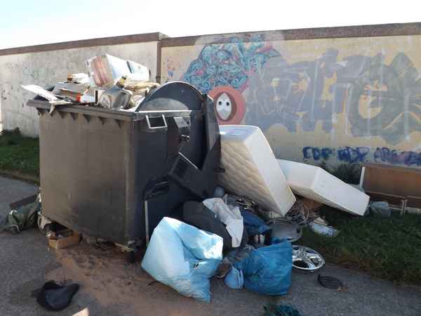 Übervoller Müllcontainer