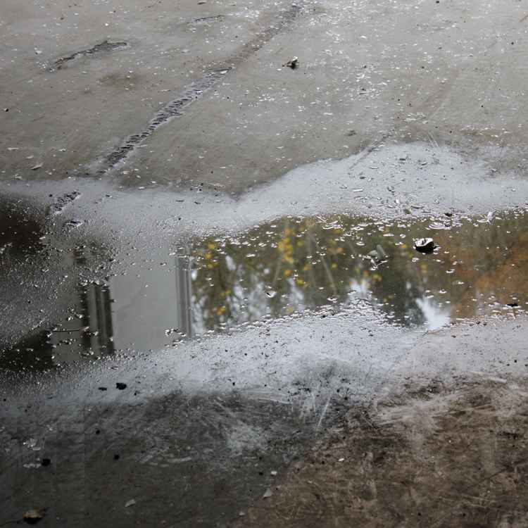 Lost place Spiegelung in Pfütze