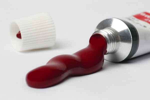Farbtube mit austretender Farbe