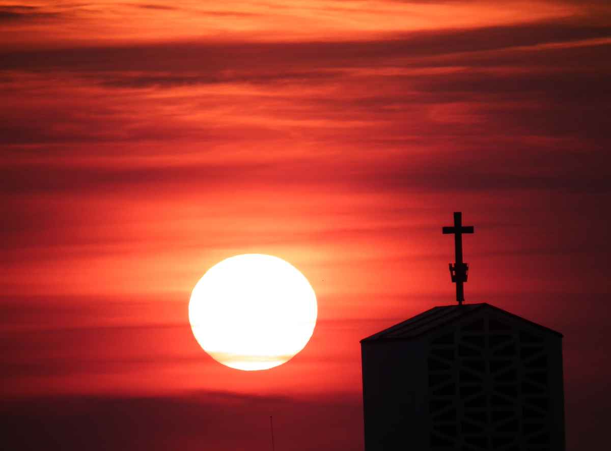 Kirchturm im Abendrot