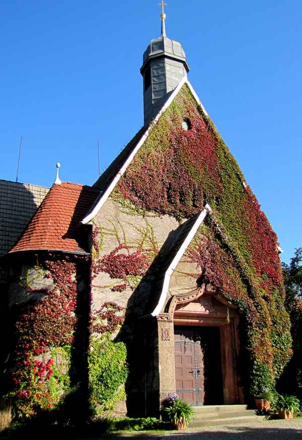 Herbstliche Friedhofskapelle