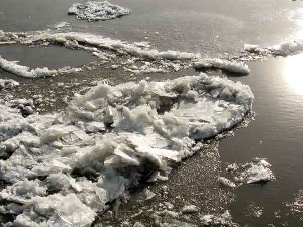 Störsperrwerk mit Eisschollen