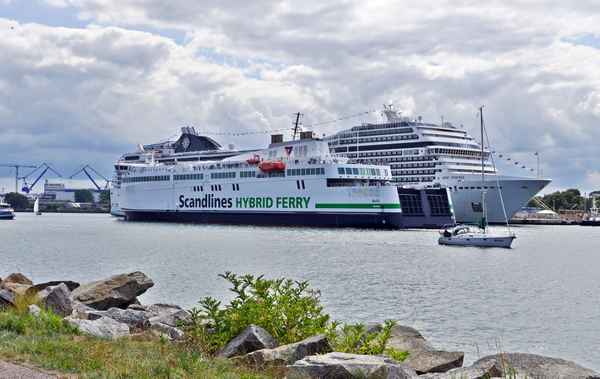 Im Hafen von Warnemünde