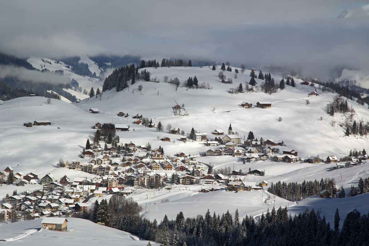 Oberiberg von den Bergen