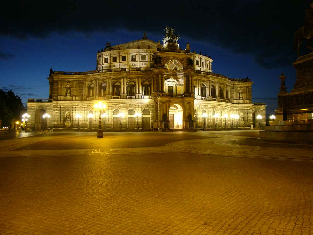 Die Semperoper bei Nacht