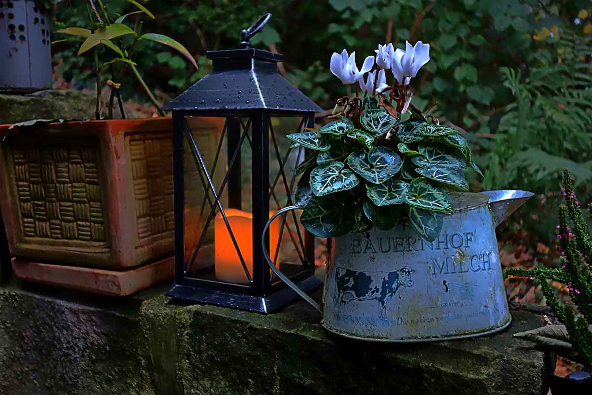 Herbstliche Dämmerung mit Laterne