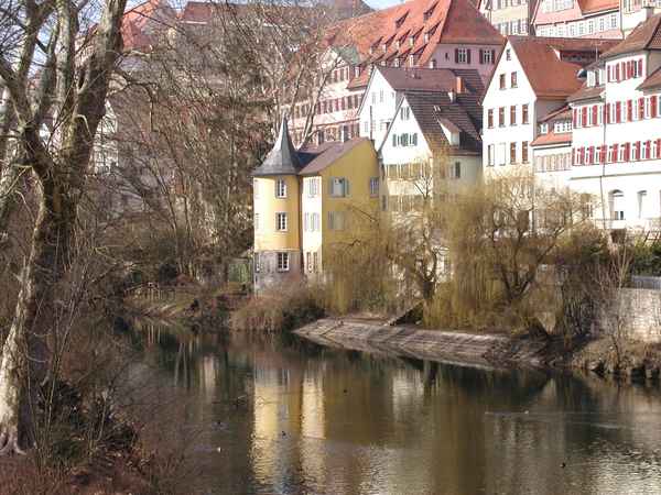 Hölderlinturm mit Bootsanlegestelle