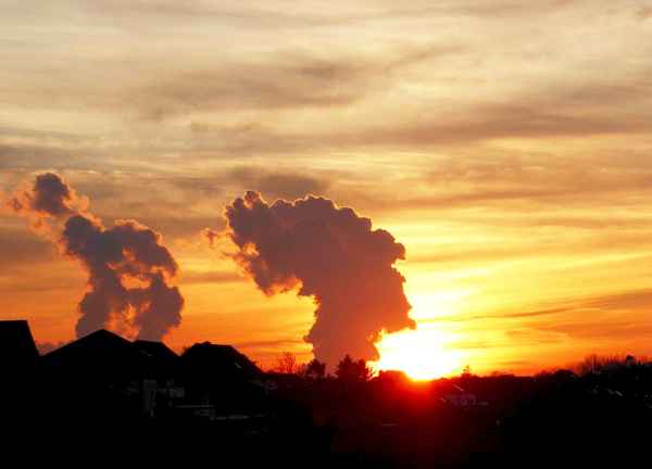 Sonnenuntergang hinter dem Kraftwerk